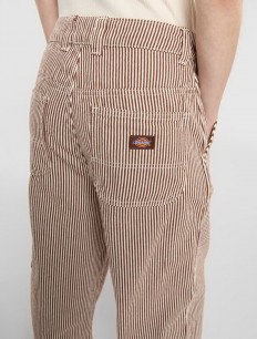 לצפייה במוצר מכנסי דיקיז (Dickies) דגם נגרים בפסים – חום ולבן (Hickory Stripe) – גזרה ישרה